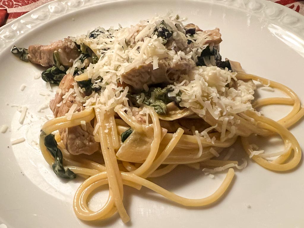 Pasta med spenat och fläskfilé